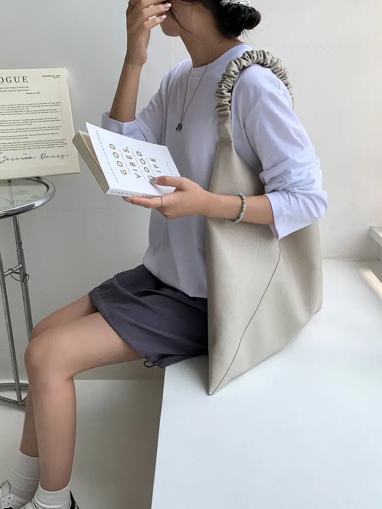 Bolso Hobo Triangular con Asa Fruncida — Estilo Minimalista Urbano 11