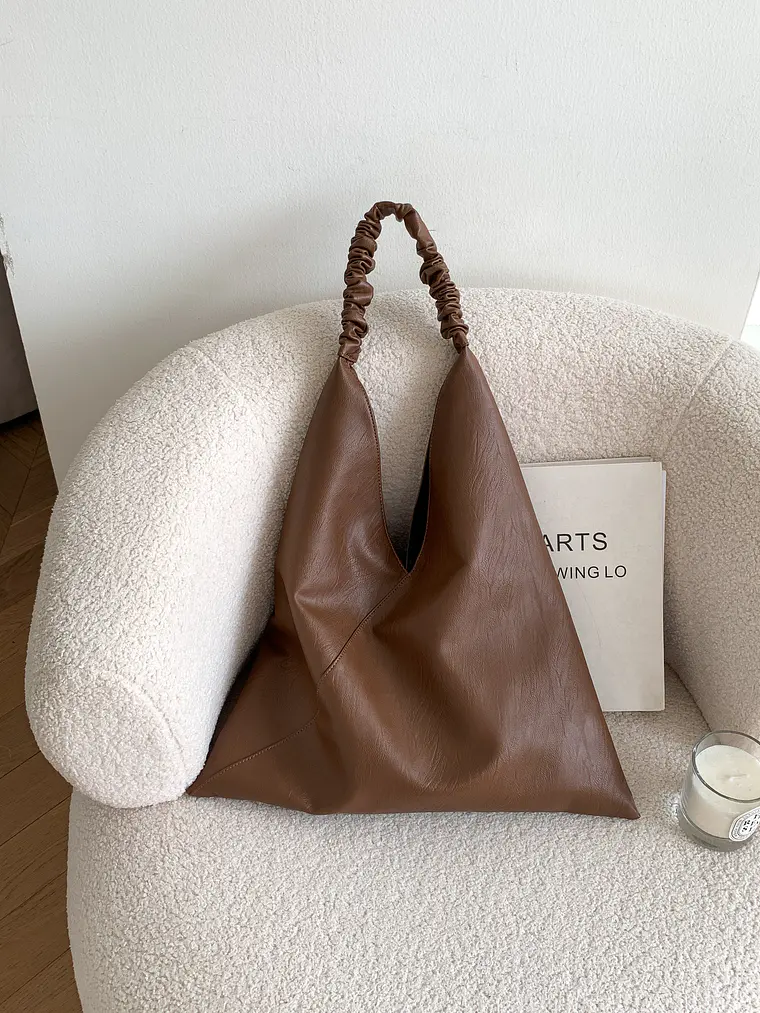 Bolso Hobo Triangular con Asa Fruncida — Estilo Minimalista Urbano 2