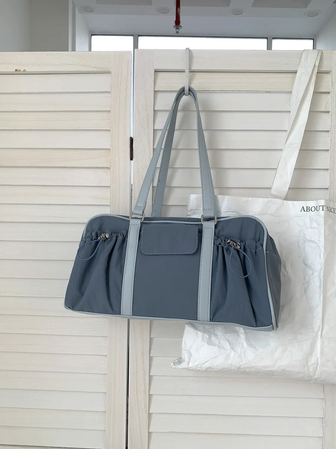 Bolso Boston de Nylon con Bolsillos Laterales Fruncidos — Estilo Urbano Funcional 7
