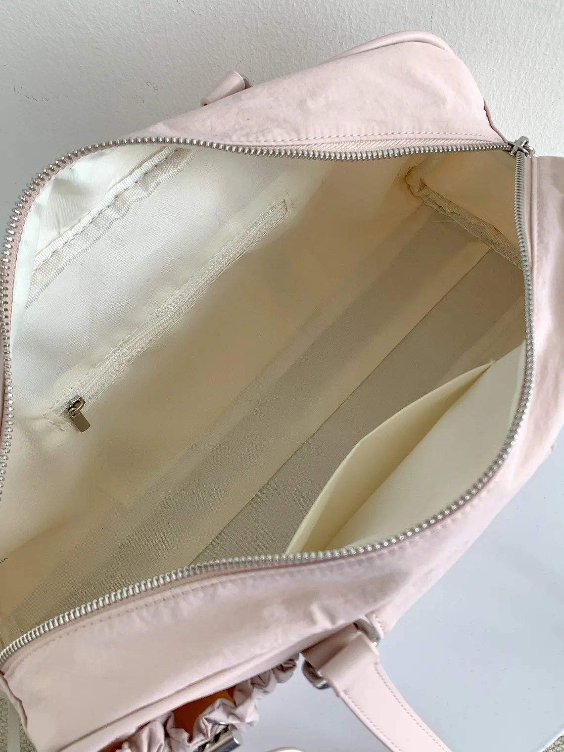 Bolso Boston de Nylon con Bolsillos Laterales Fruncidos — Estilo Urbano Funcional 11