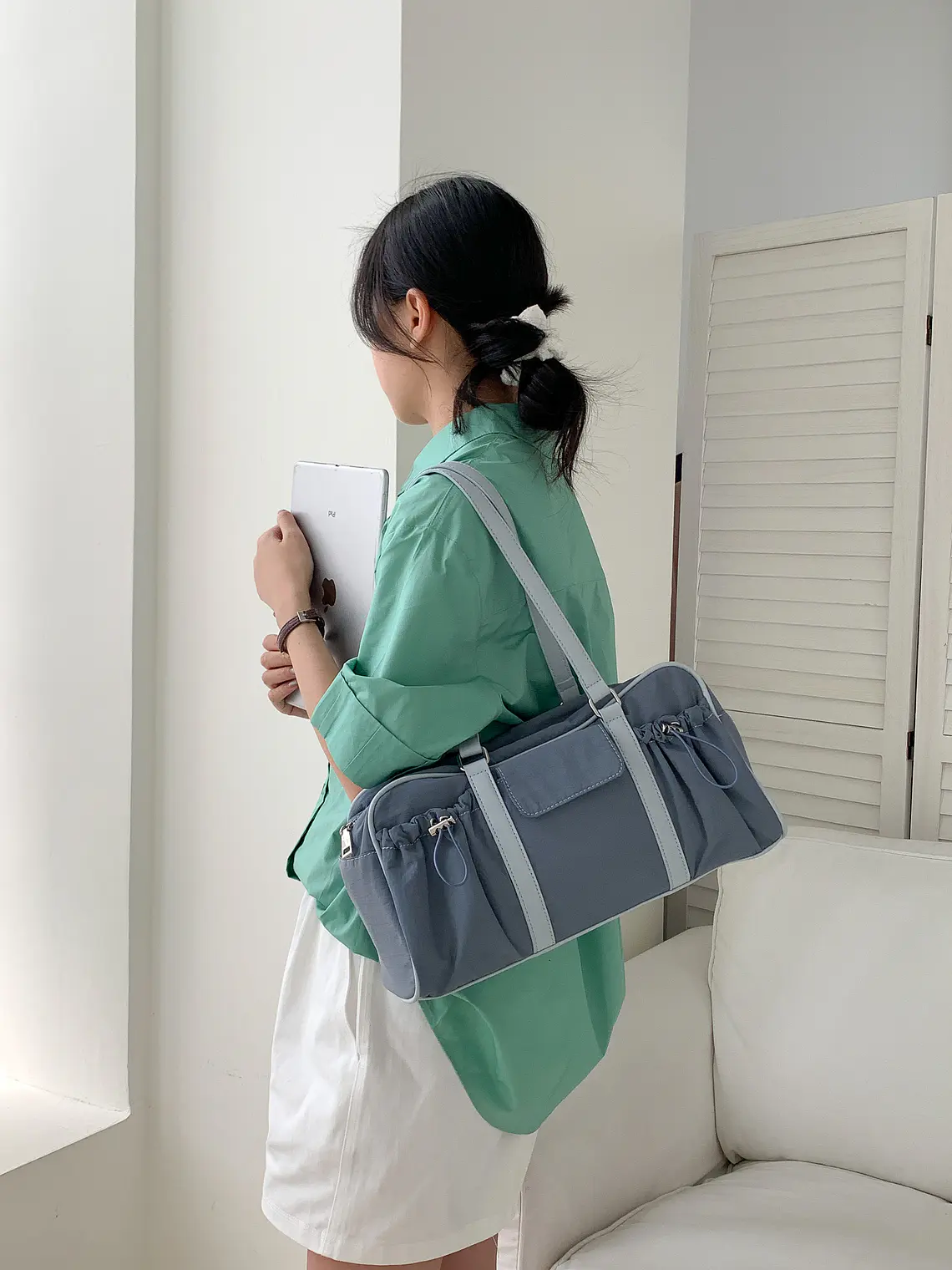 Bolso Boston de Nylon con Bolsillos Laterales Fruncidos — Estilo Urbano Funcional 21