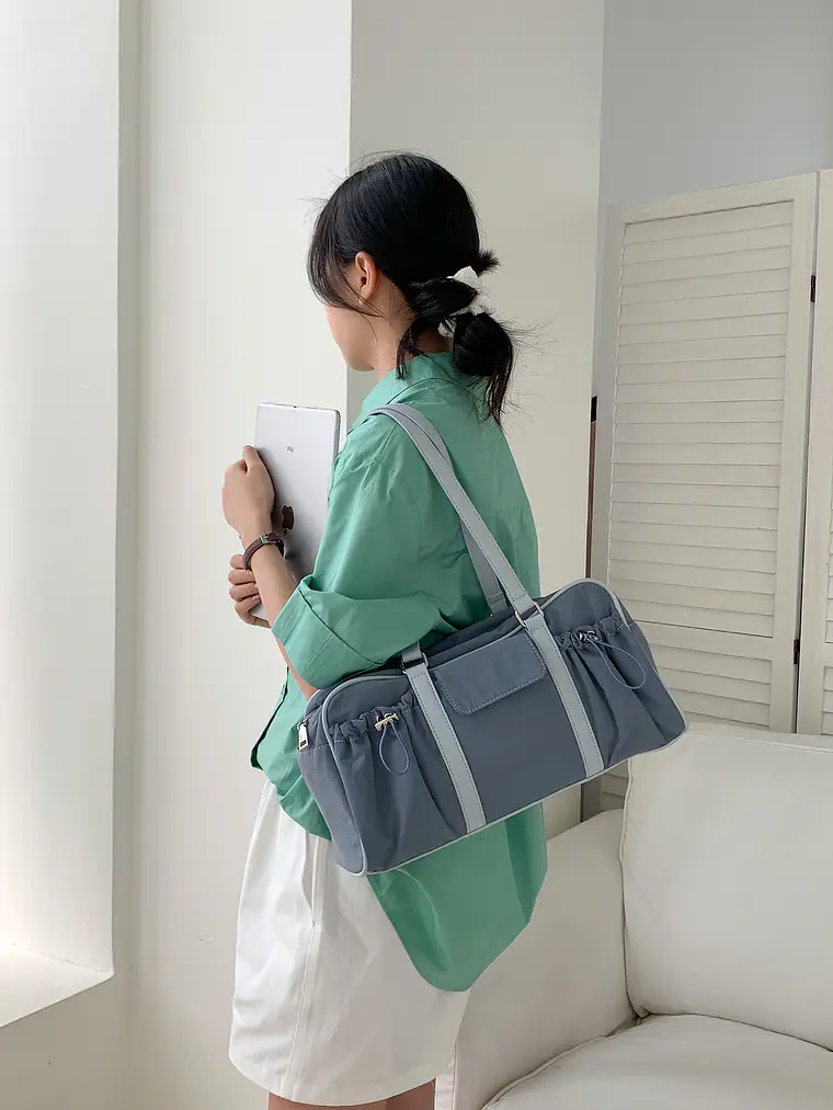 Bolso Boston de Nylon con Bolsillos Laterales Fruncidos — Estilo Urbano Funcional 21