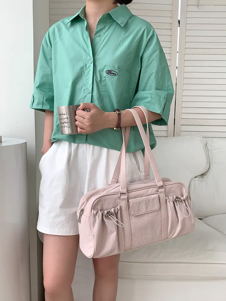Bolso Boston de Nylon con Bolsillos Laterales Fruncidos — Estilo Urbano Funcional 13