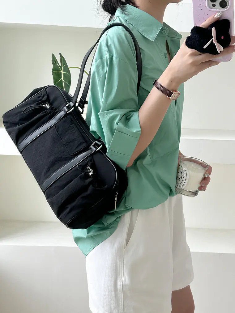 Bolso Boston de Nylon con Bolsillos Laterales Fruncidos — Estilo Urbano Funcional 5