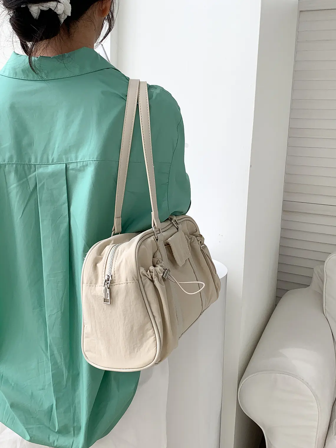 Bolso Boston de Nylon con Bolsillos Laterales Fruncidos — Estilo Urbano Funcional 16
