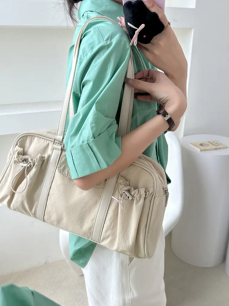 Bolso Boston de Nylon con Bolsillos Laterales Fruncidos — Estilo Urbano Funcional 14