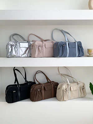 Bolso Boston de Nylon con Bolsillos Laterales Fruncidos — Estilo Urbano Funcional