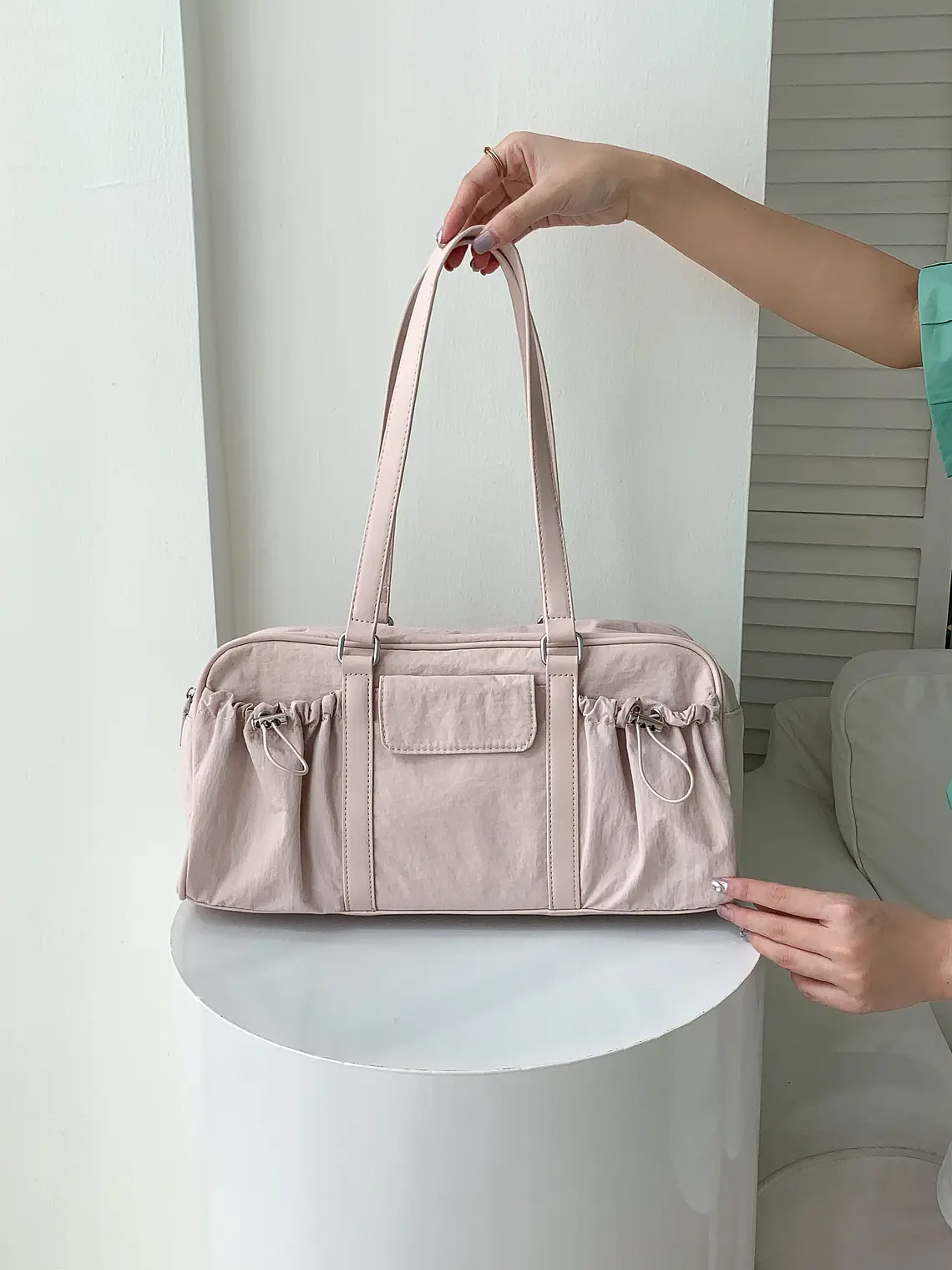 Bolso Boston de Nylon con Bolsillos Laterales Fruncidos — Estilo Urbano Funcional 8