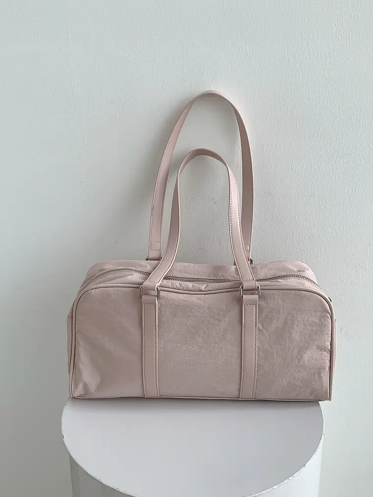 Bolso Boston de Nylon con Bolsillos Laterales Fruncidos — Estilo Urbano Funcional 9