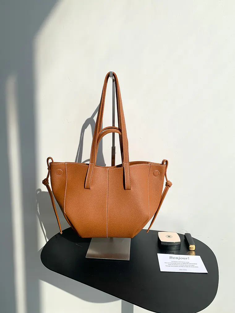 Bolso Tote de Cuero Sintético Texturizado con Costuras Decorativas y Nudos Laterales — Estilo Clásico Estructurado 2