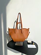 Bolso Tote de Cuero Sintético Texturizado con Costuras Decorativas y Nudos Laterales — Estilo Clásico Estructurado - Miniatura 2