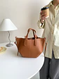 Bolso Tote de Cuero Sintético Texturizado con Costuras Decorativas y Nudos Laterales — Estilo Clásico Estructurado - Miniatura 3
