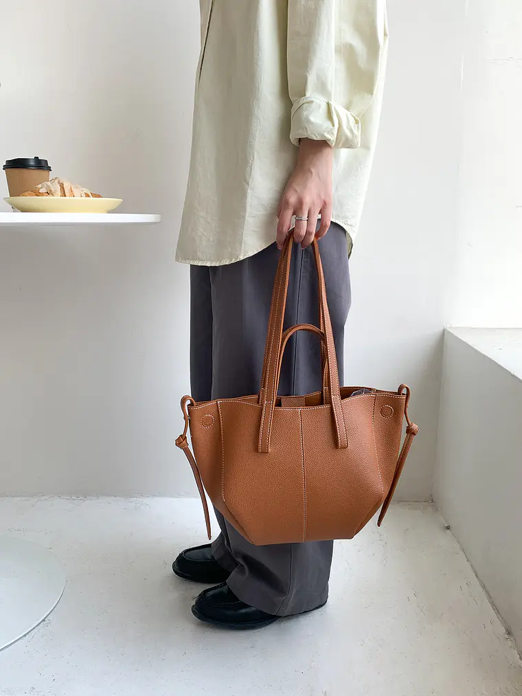 Bolso Tote de Cuero Sintético Texturizado con Costuras Decorativas y Nudos Laterales — Estilo Clásico Estructurado 5