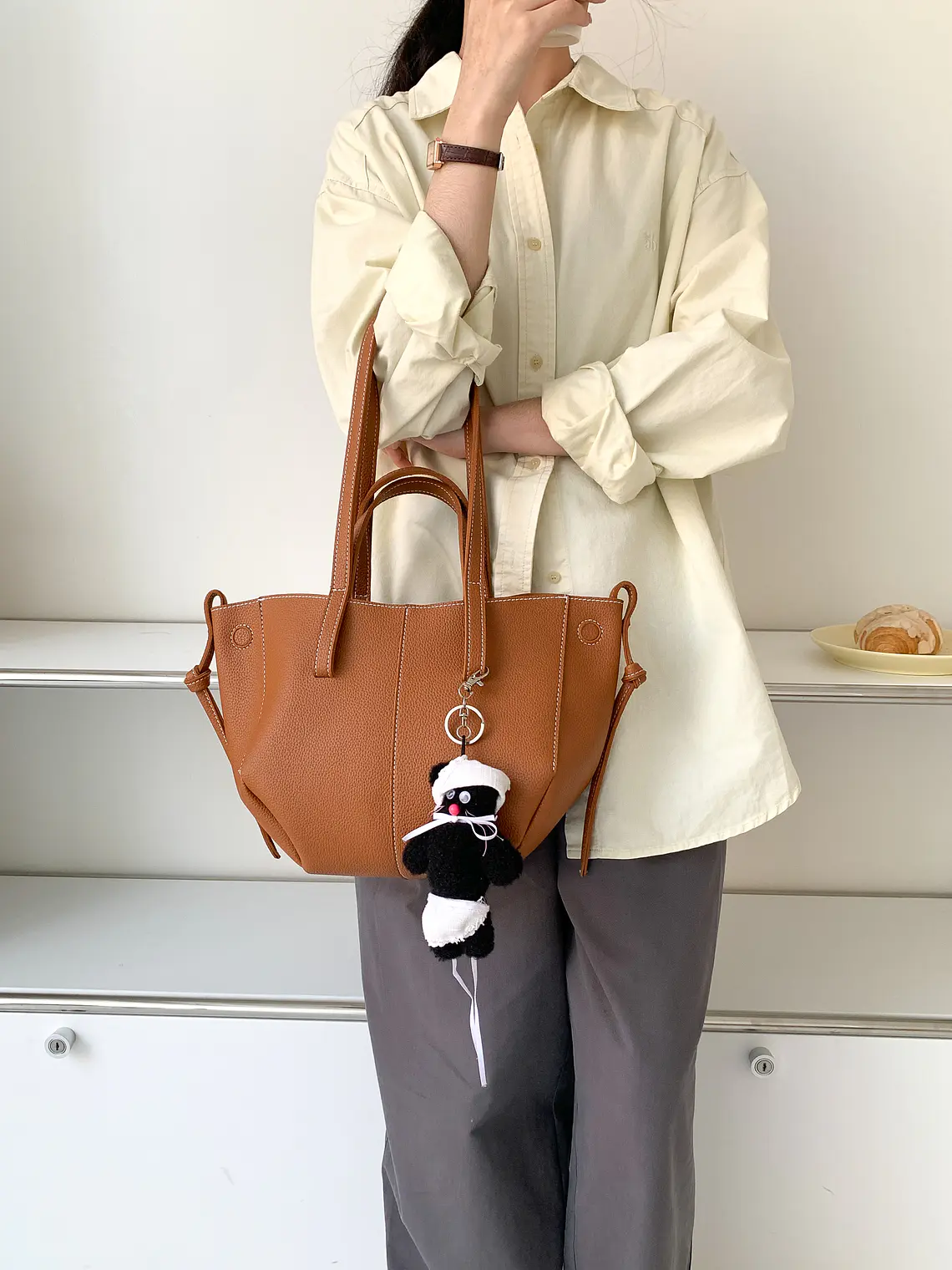 Bolso Tote de Cuero Sintético Texturizado con Costuras Decorativas y Nudos Laterales — Estilo Clásico Estructurado 6