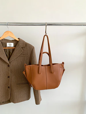 Bolso Tote de Cuero Sintético Texturizado con Costuras Decorativas y Nudos Laterales — Estilo Clásico Estructurado