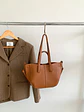 Bolso Tote de Cuero Sintético Texturizado con Costuras Decorativas y Nudos Laterales — Estilo Clásico Estructurado - Miniatura 1