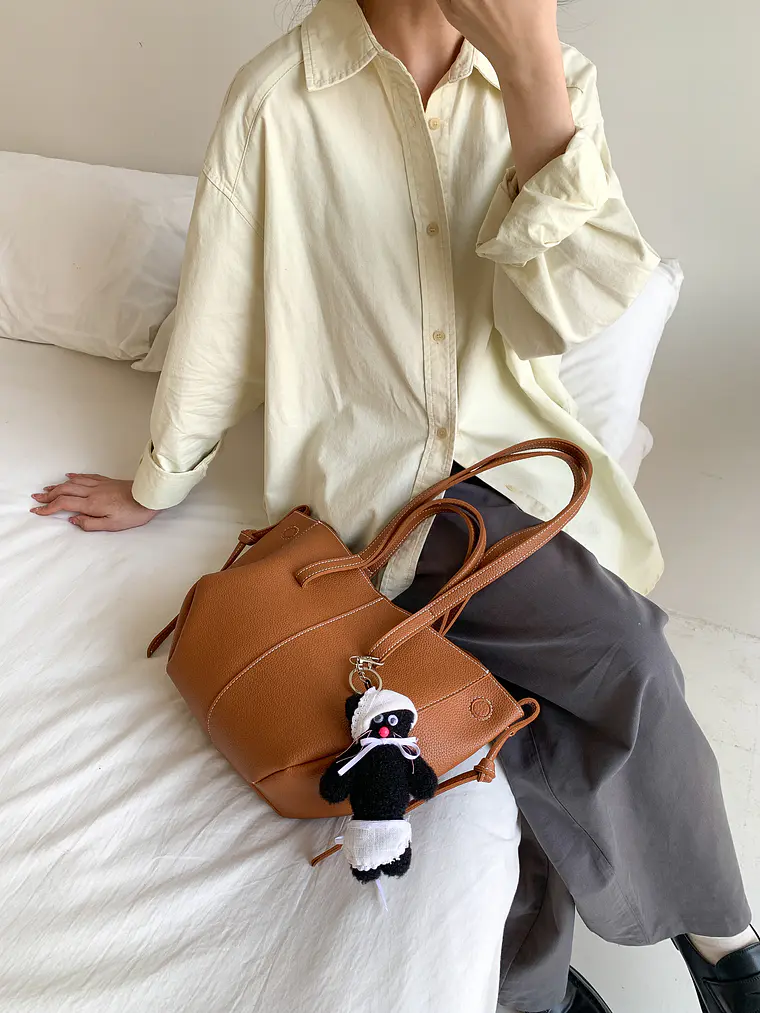 Bolso Tote de Cuero Sintético Texturizado con Costuras Decorativas y Nudos Laterales — Estilo Clásico Estructurado 7