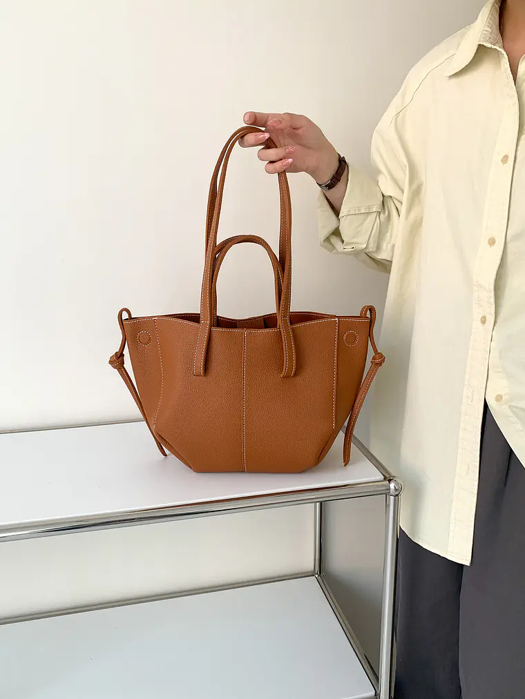Bolso Tote de Cuero Sintético Texturizado con Costuras Decorativas y Nudos Laterales — Estilo Clásico Estructurado 4