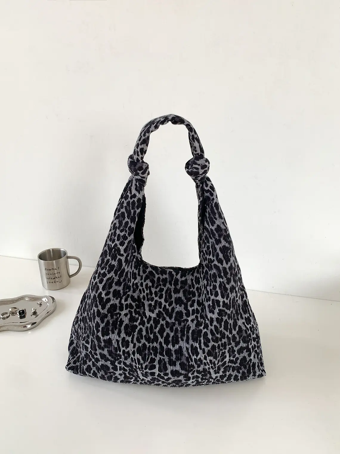 Bolso Hobo de Tela Texturizada con Estampado Leopardo — Estilo Atrevido para el Día a Día 8
