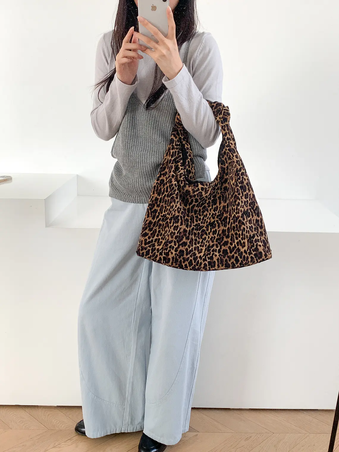 Bolso Hobo de Tela Texturizada con Estampado Leopardo — Estilo Atrevido para el Día a Día 5
