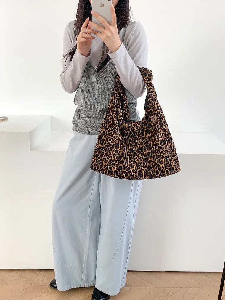 Bolso Hobo de Tela Texturizada con Estampado Leopardo — Estilo Atrevido para el Día a Día 5