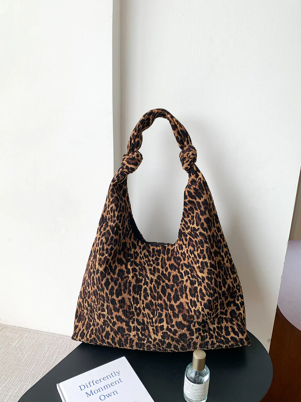 Bolso Hobo de Tela Texturizada con Estampado Leopardo — Estilo Atrevido para el Día a Día 2