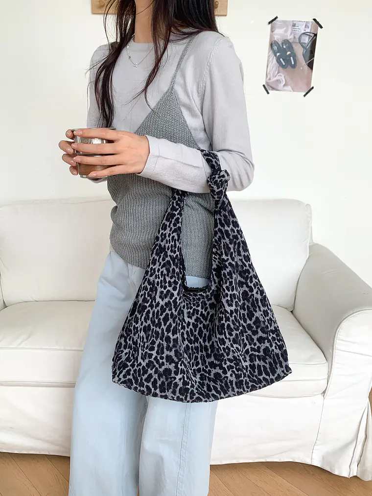 Bolso Hobo de Tela Texturizada con Estampado Leopardo — Estilo Atrevido para el Día a Día 9
