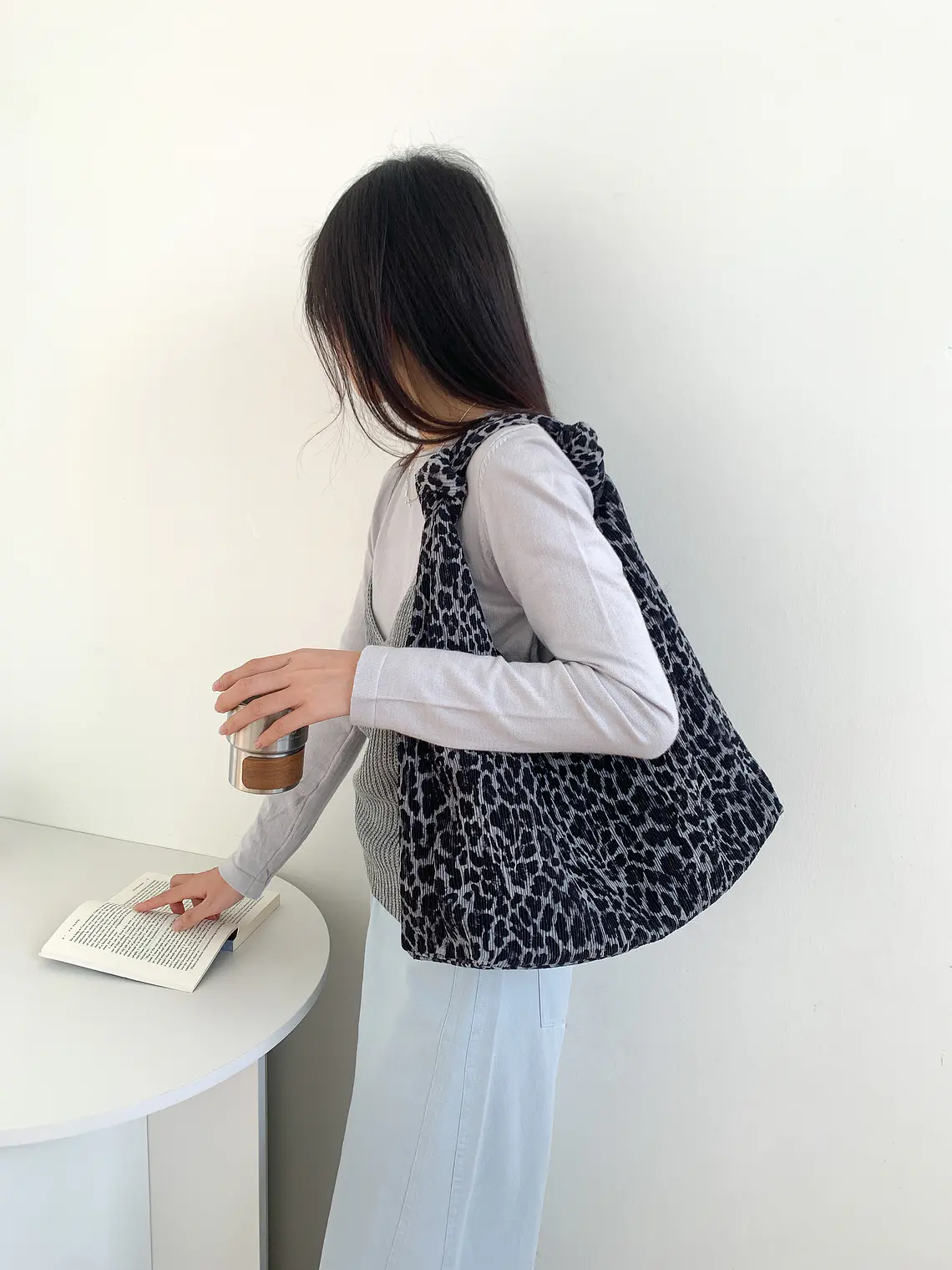 Bolso Hobo de Tela Texturizada con Estampado Leopardo — Estilo Atrevido para el Día a Día 10