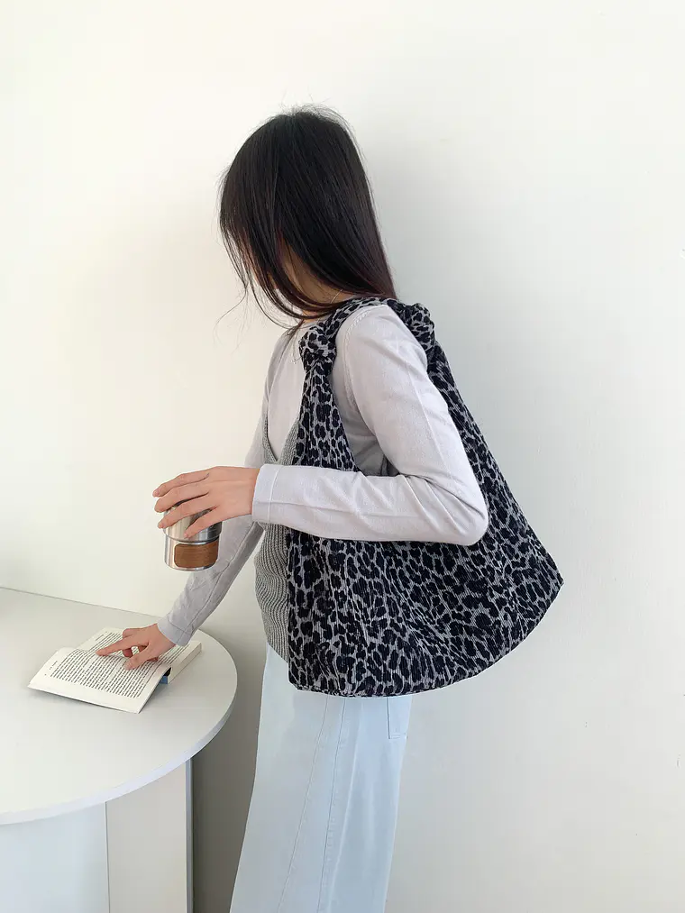 Bolso Hobo de Tela Texturizada con Estampado Leopardo — Estilo Atrevido para el Día a Día 10