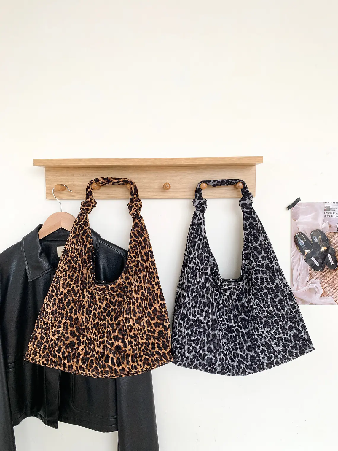 Bolso Hobo de Tela Texturizada con Estampado Leopardo — Estilo Atrevido para el Día a Día 1