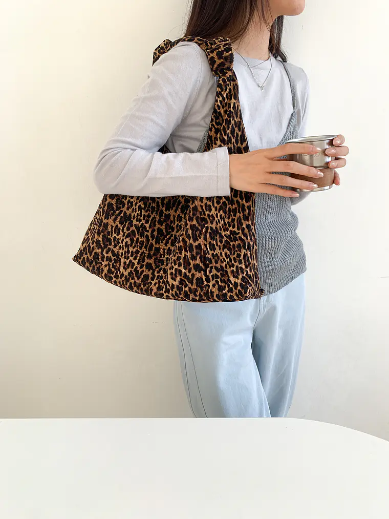 Bolso Hobo de Tela Texturizada con Estampado Leopardo — Estilo Atrevido para el Día a Día 3