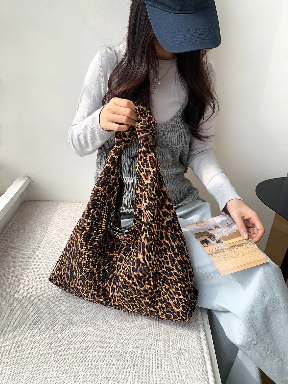 Bolso Hobo de Tela Texturizada con Estampado Leopardo — Estilo Atrevido para el Día a Día 6