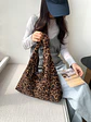Bolso Hobo de Tela Texturizada con Estampado Leopardo — Estilo Atrevido para el Día a Día - Miniatura 6