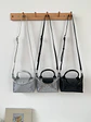Mini Bolso con Lentejuelas, Asa Superior y Correa Cruzada Ajustable — Destellos para el Día a Día - Miniatura 1