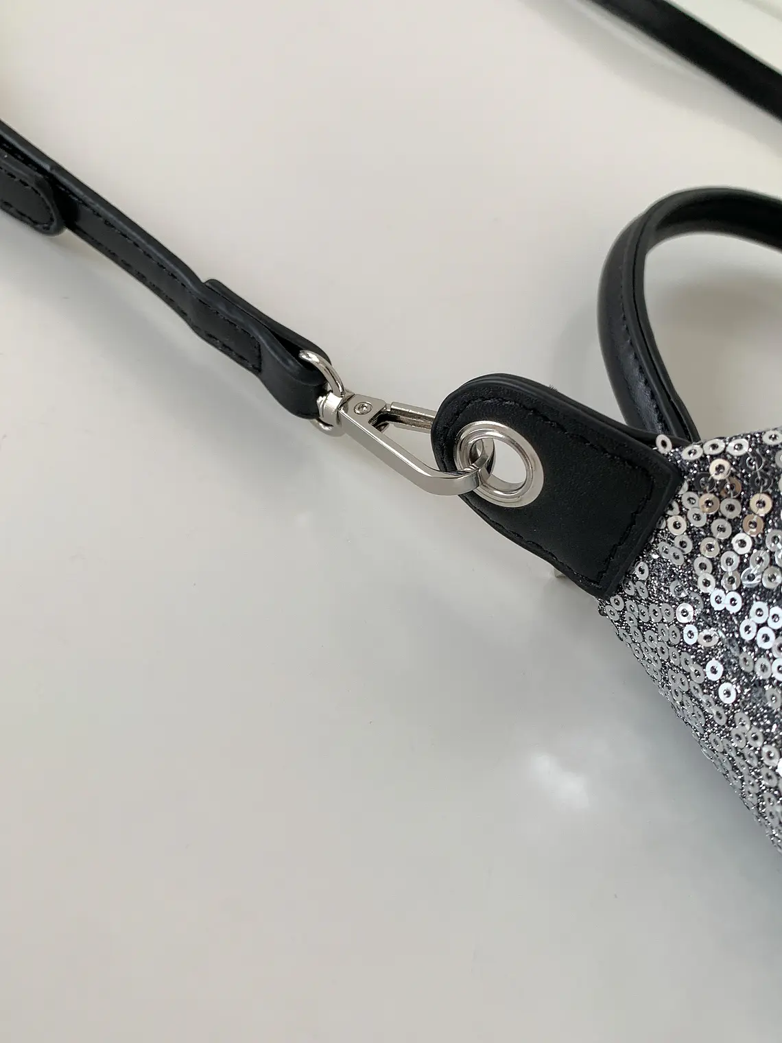 Mini Bolso con Lentejuelas, Asa Superior y Correa Cruzada Ajustable — Destellos para el Día a Día 3