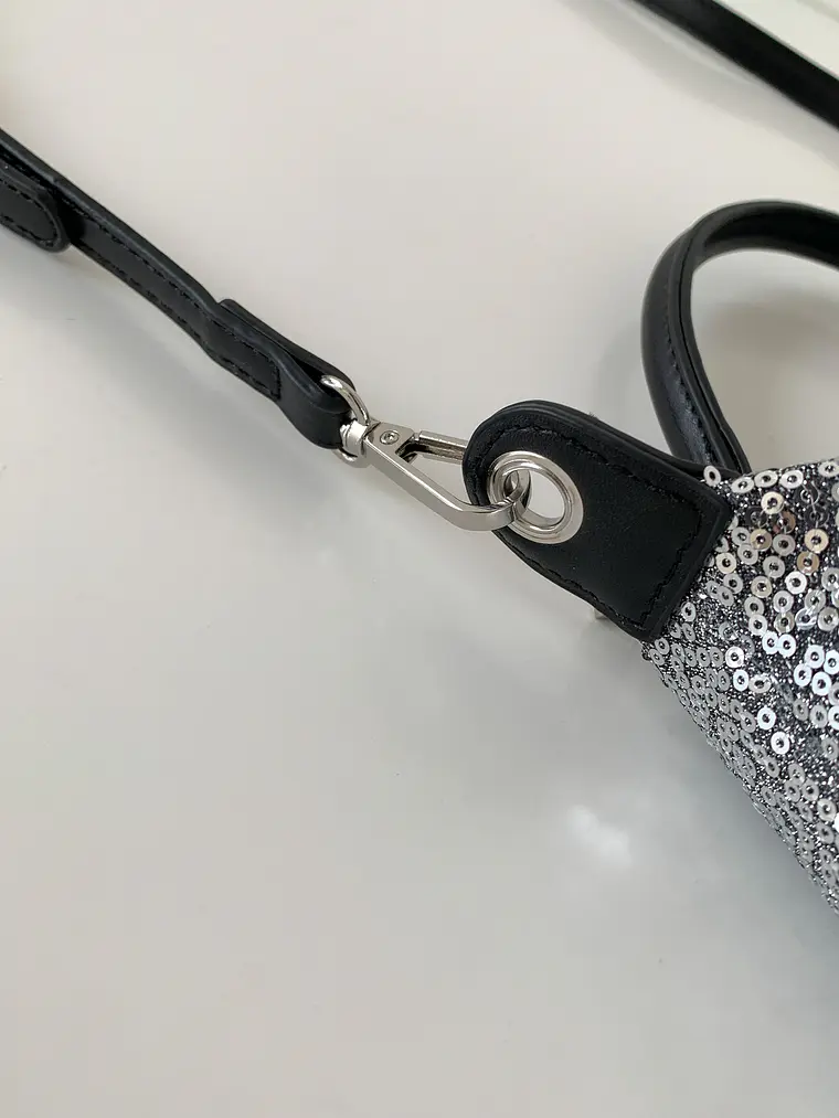 Mini Bolso con Lentejuelas, Asa Superior y Correa Cruzada Ajustable — Destellos para el Día a Día 3