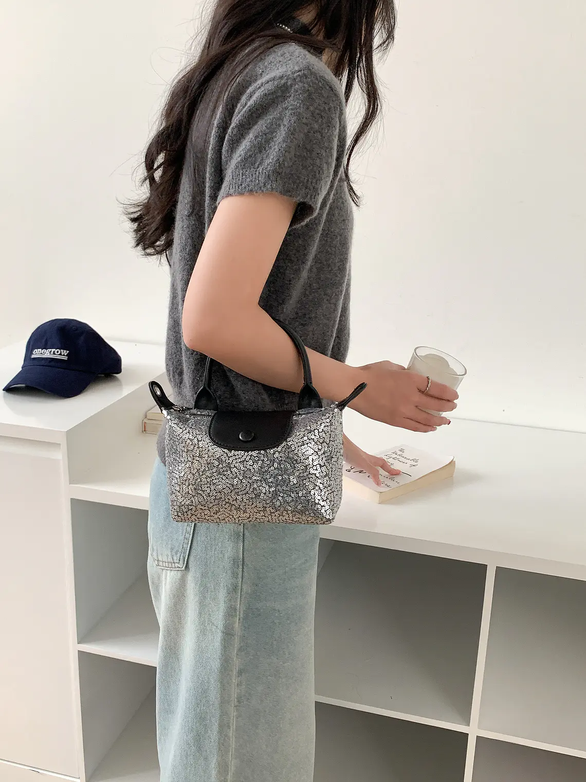 Mini Bolso con Lentejuelas, Asa Superior y Correa Cruzada Ajustable — Destellos para el Día a Día 5