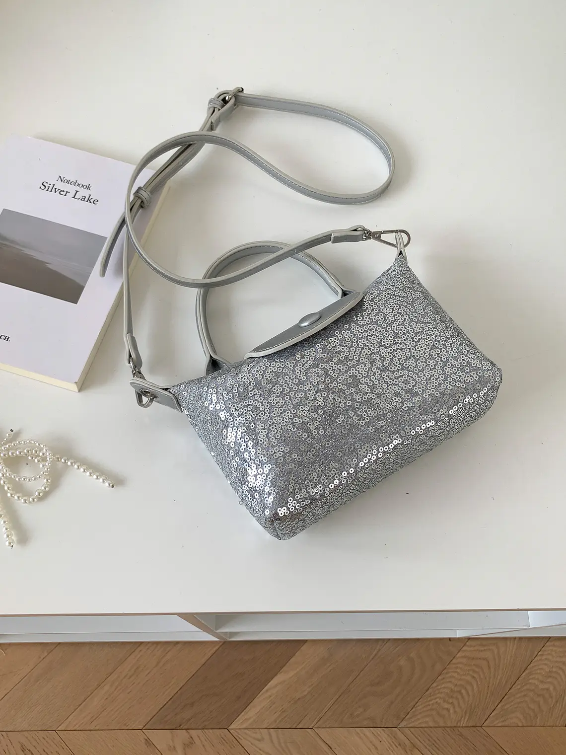 Mini Bolso con Lentejuelas, Asa Superior y Correa Cruzada Ajustable — Destellos para el Día a Día 6