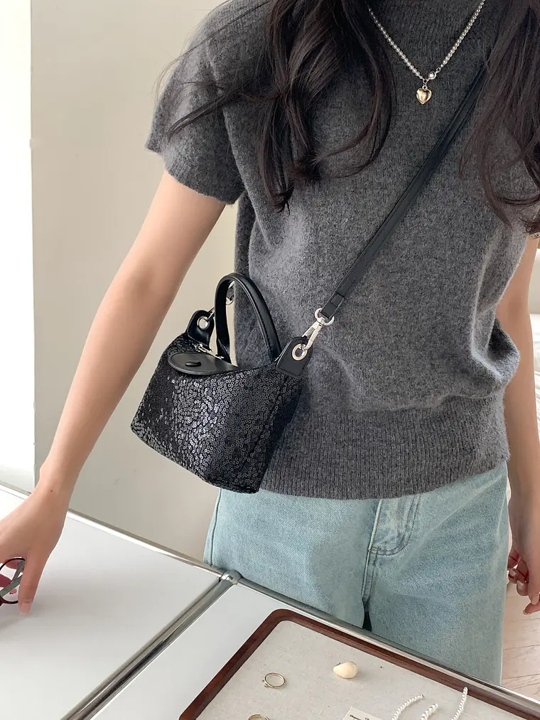 Mini Bolso con Lentejuelas, Asa Superior y Correa Cruzada Ajustable — Destellos para el Día a Día 9