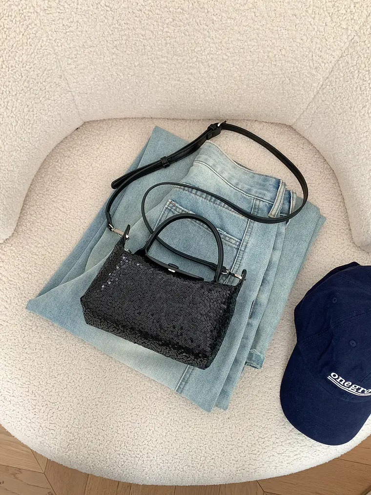 Mini Bolso con Lentejuelas, Asa Superior y Correa Cruzada Ajustable — Destellos para el Día a Día 8