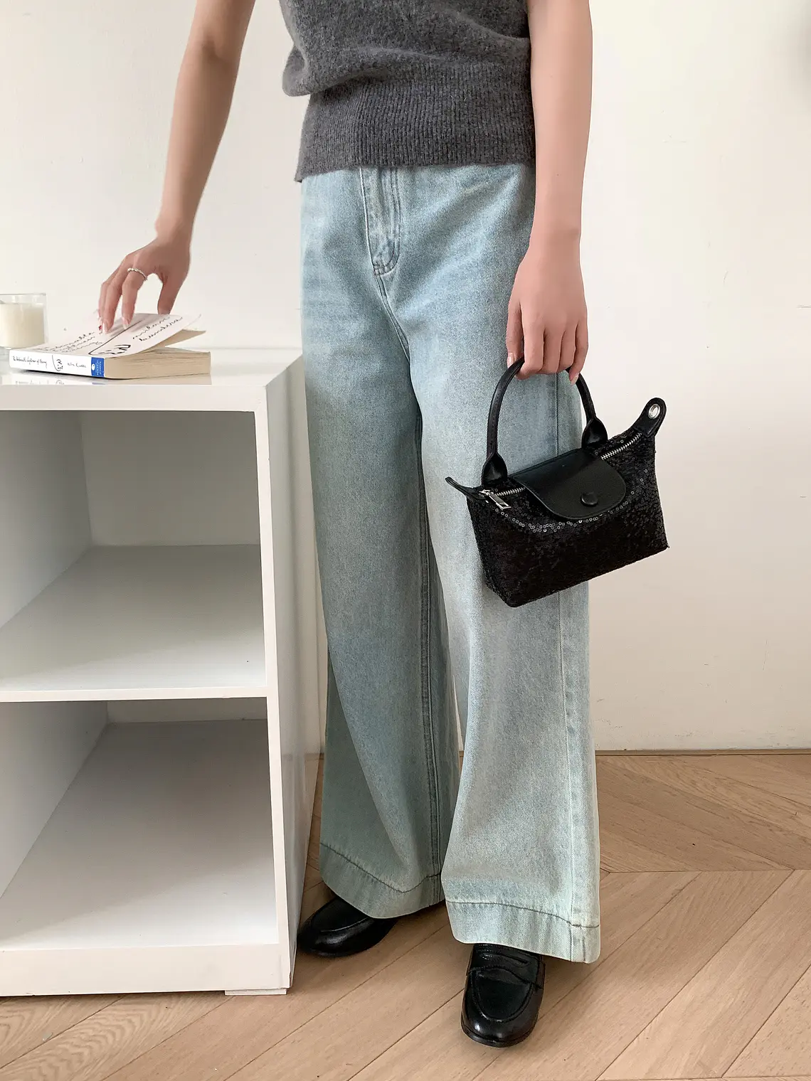 Mini Bolso con Lentejuelas, Asa Superior y Correa Cruzada Ajustable — Destellos para el Día a Día 10
