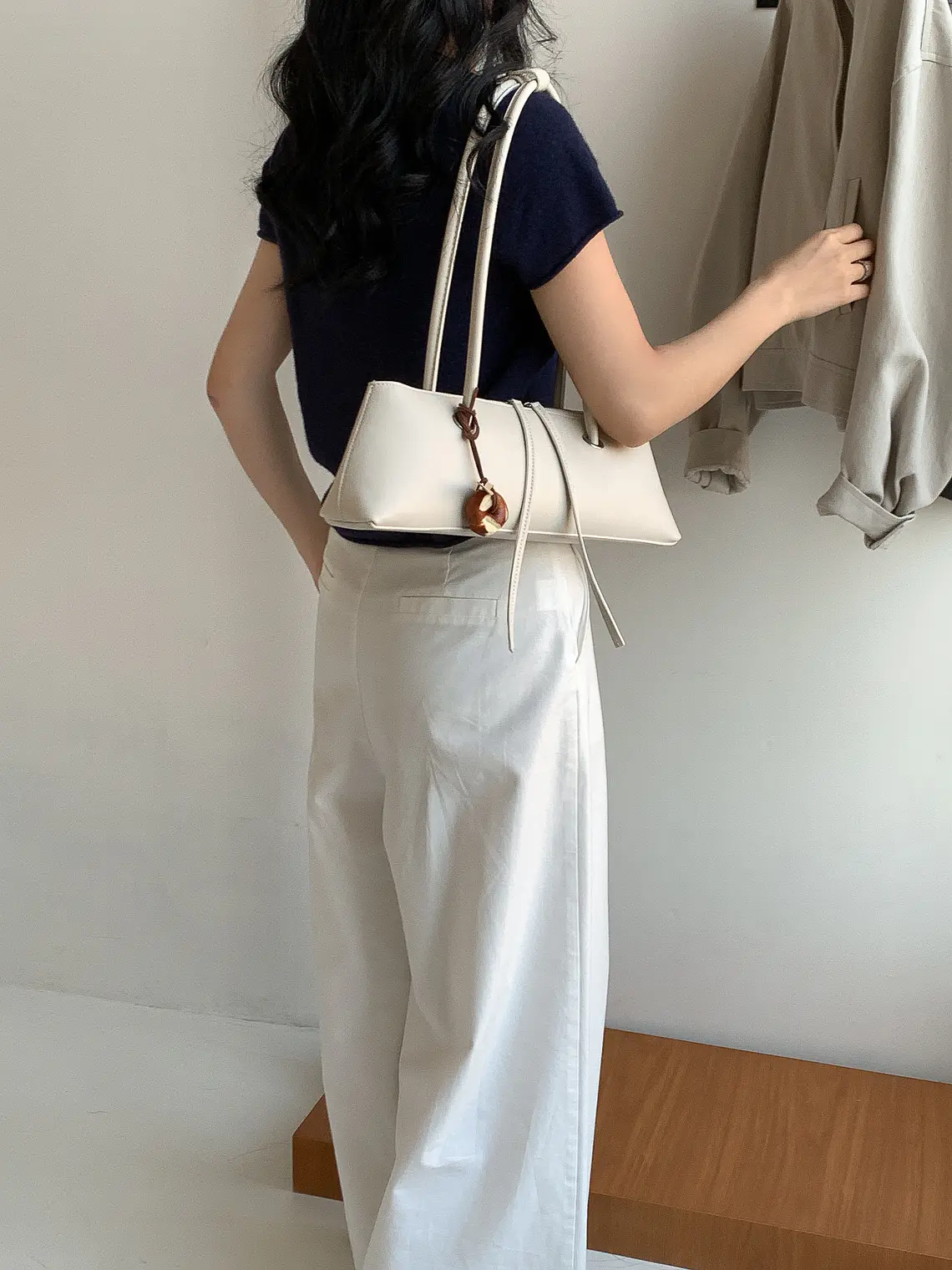 Bolso Baguette de Cuero Sintético con Asas Dobles y Tiras Decorativas — Silueta Limpia, Estilo Urbano 7