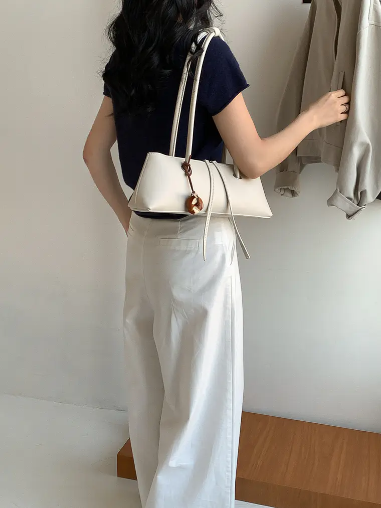 Bolso Baguette de Cuero Sintético con Asas Dobles y Tiras Decorativas — Silueta Limpia, Estilo Urbano 7