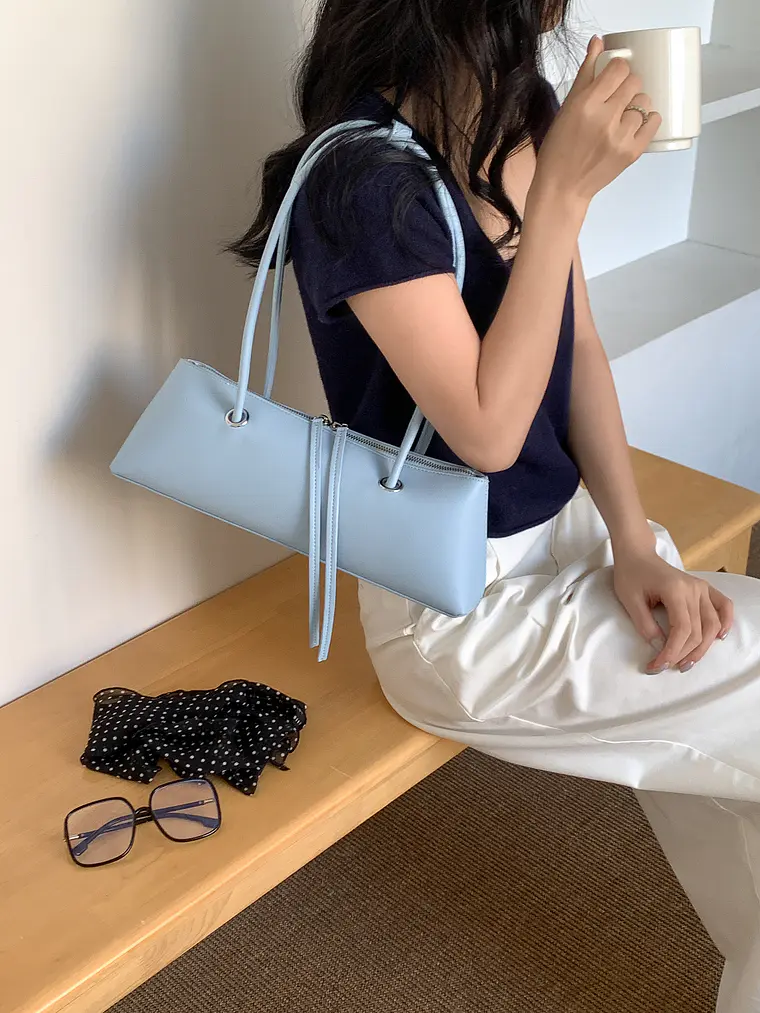 Bolso Baguette de Cuero Sintético con Asas Dobles y Tiras Decorativas — Silueta Limpia, Estilo Urbano 2