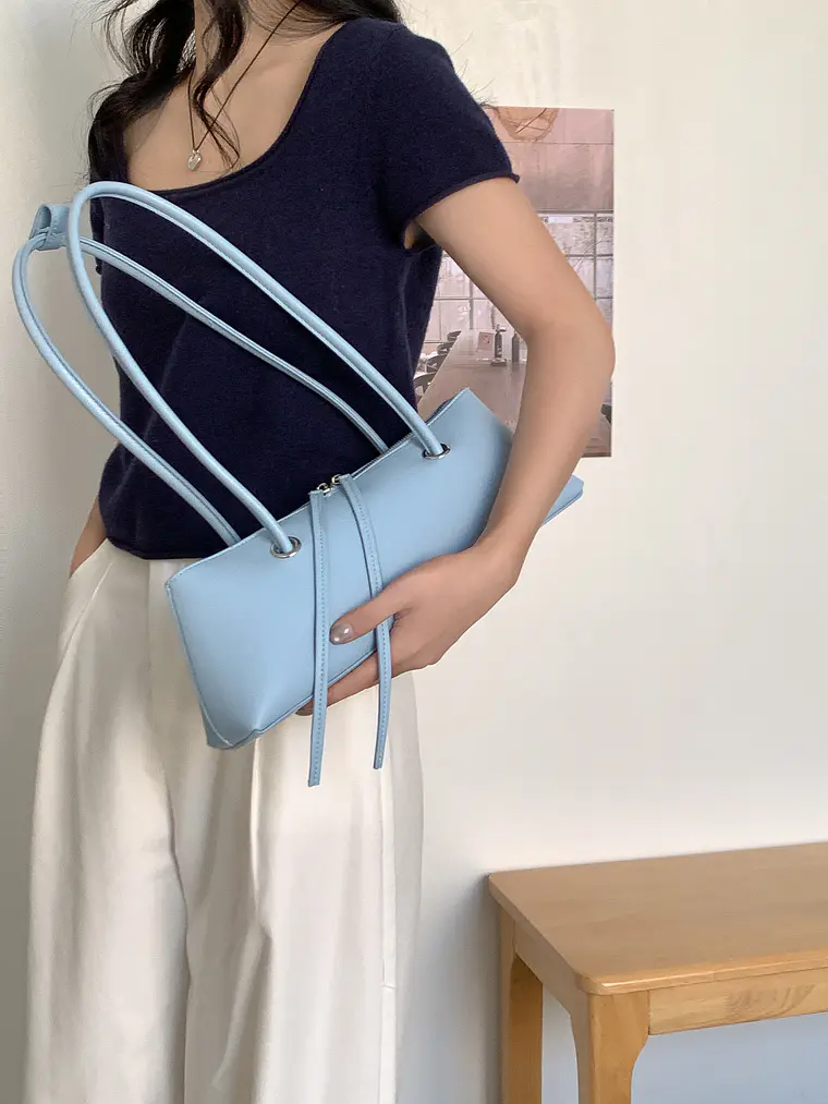 Bolso Baguette de Cuero Sintético con Asas Dobles y Tiras Decorativas — Silueta Limpia, Estilo Urbano 3