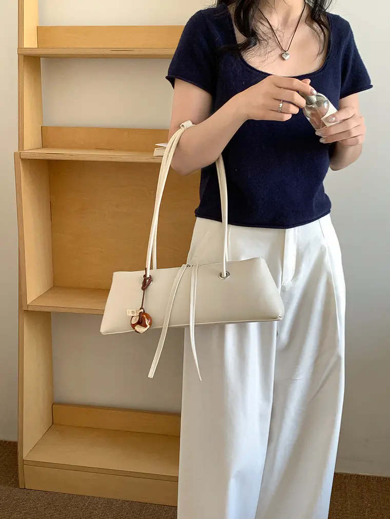 Bolso Baguette de Cuero Sintético con Asas Dobles y Tiras Decorativas — Silueta Limpia, Estilo Urbano 8