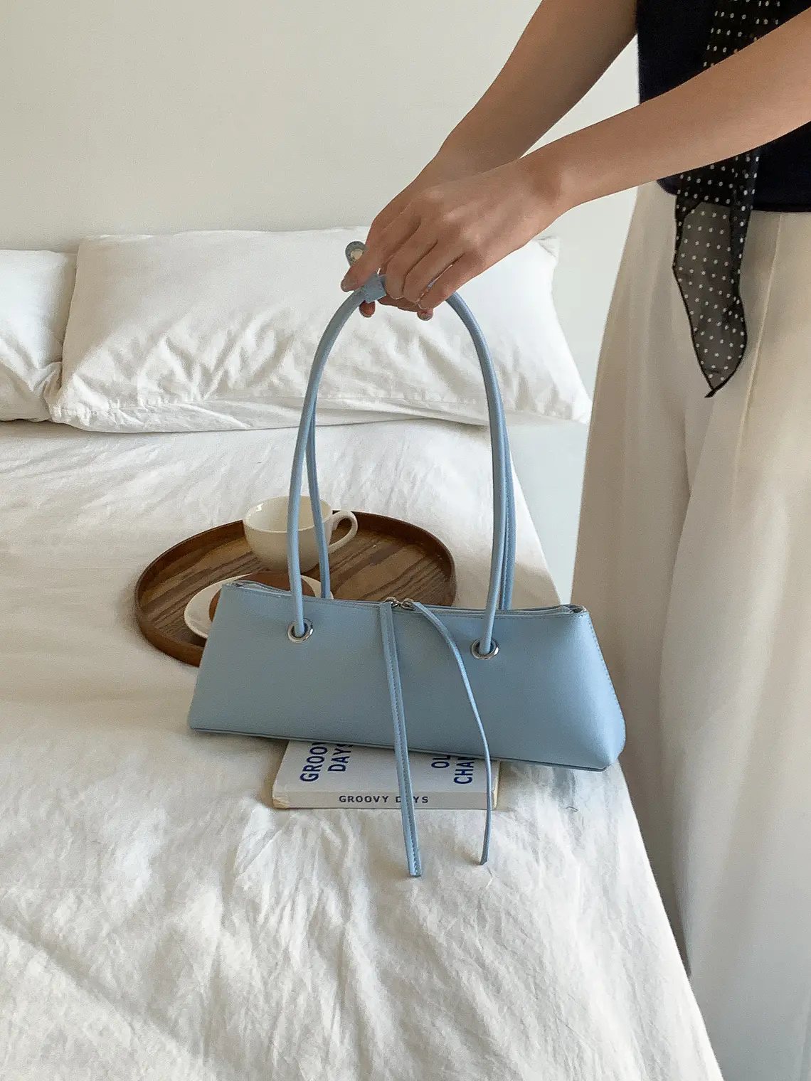 Bolso Baguette de Cuero Sintético con Asas Dobles y Tiras Decorativas — Silueta Limpia, Estilo Urbano 4