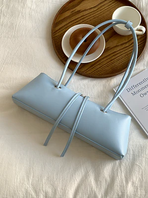 Bolso Baguette de Cuero Sintético con Asas Dobles y Tiras Decorativas — Silueta Limpia, Estilo Urbano
