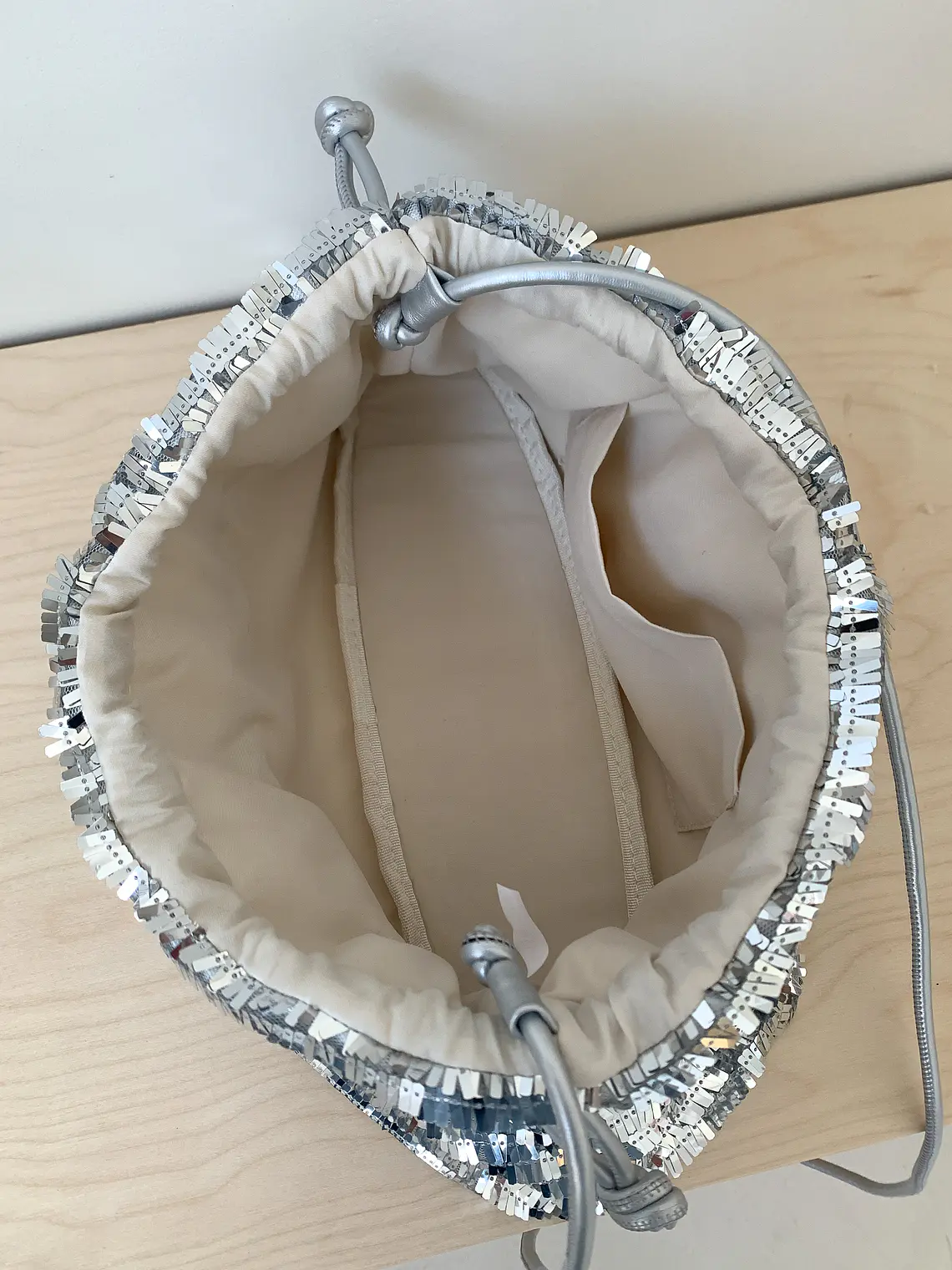 Bolso Bucket con Lentejuelas Espejo y Cierre de Cordón — Destellos en Movimiento, Estilo Propio 4