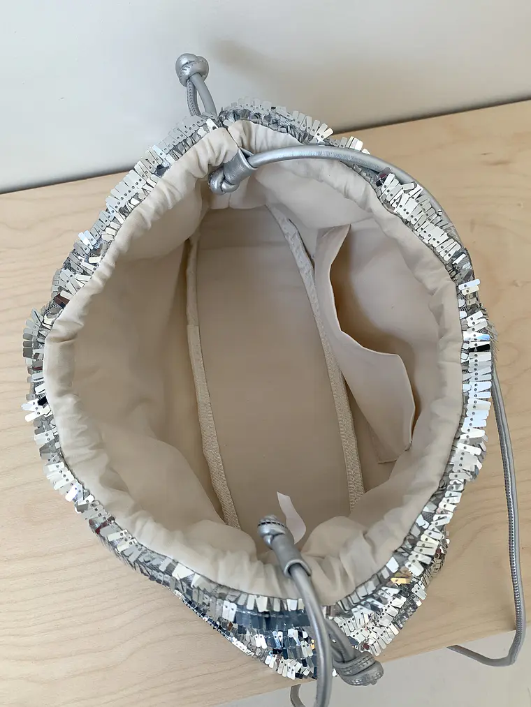 Bolso Bucket con Lentejuelas Espejo y Cierre de Cordón — Destellos en Movimiento, Estilo Propio 4